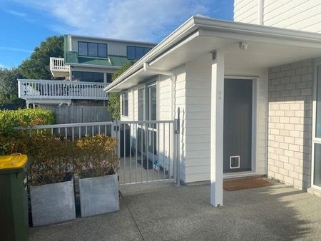 Short drive to Silverdale & Orewa! - Photo 2