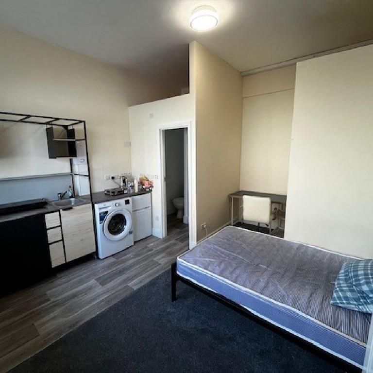 Studio to rent - Photo 1