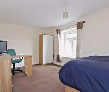 5 Bed 2 Bath - Photo 4