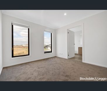 102 Farm Crescent, Donnybrook, Vic 3064 - Photo 5