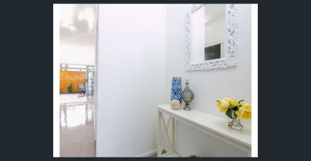 Break Lease - Stunning Modern Townhouse - Two Master Bedrooms - Brilliant Location - Coombabah - Photo 3