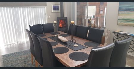 Luxury Fully Furnished home with Lockable Caravan Storage 6 Months -24 month Term - Photo 3