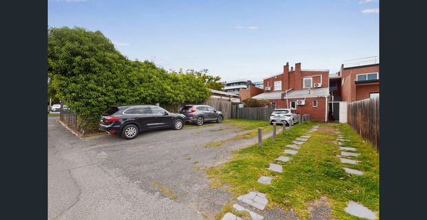 Convenient location, modern kitchen and bathroom - Photo 1