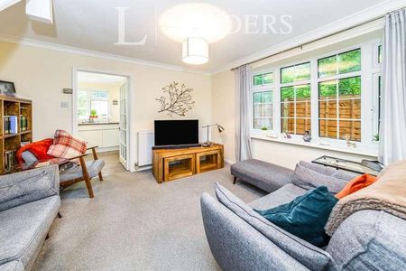 Brook Close, RH19 - Photo 3