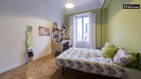 Double bed in Rooms in a colorful and bright seven bedroom apartment - Photo 3