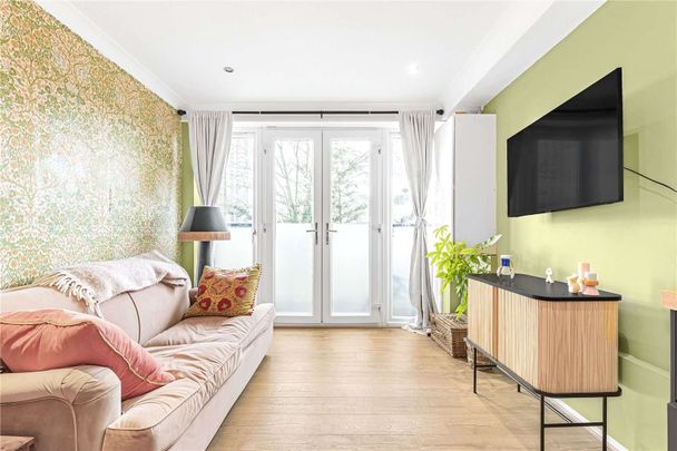 Beautiful one bedroom apartment with outside space. - Photo 1
