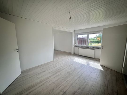 Einfamilienhaus mit Garten und Garage - Photo 1