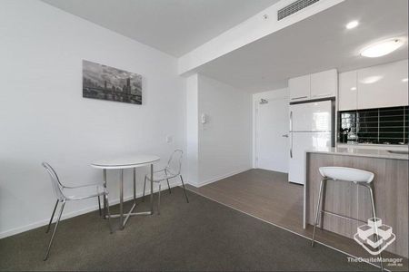 MILTON- FULLY FURNISHED 1 BEDROOM 1 BATHROOM APARTMENT - JUST 2KM FROM THE CBD - Photo 3