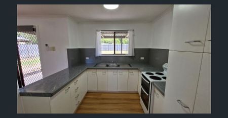 Andergrove home with solar - Photo 5