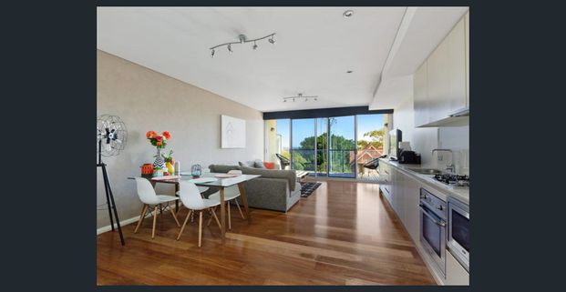 Spacious and Modern 1 Bedroom with Atrium - Photo 1