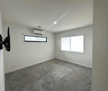 'Stylish and Spacious Townhouse in Oak Park' - For Lease - Photo 3