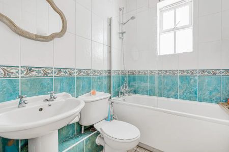 2 bedroom flat in London - Photo 4