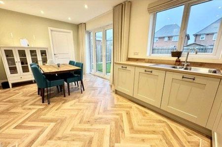 4 bedroom detached house to rent - Photo 2