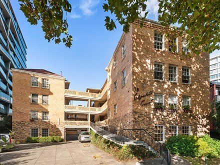 Spacious Two Bedroom Living Opposite Albert Park Lake - Photo 4