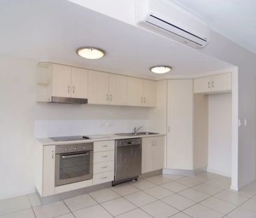 Townhouse in secure complex near CBD - Photo 3