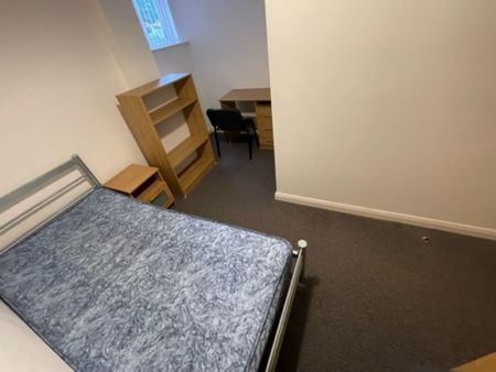 7 Bed Student Accommodation - Photo 3