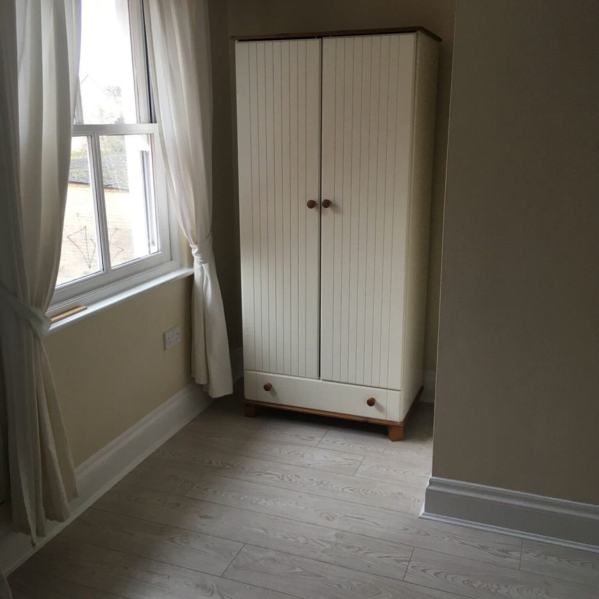 A Modern Two Bedroom Terraced House Five Mins Walk to Brewery Centre and Town Centre - Photo 1