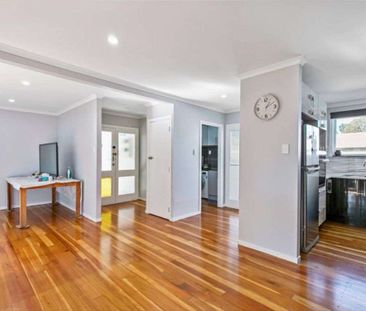 Beautiful Three Bedroom Home! - Photo 2