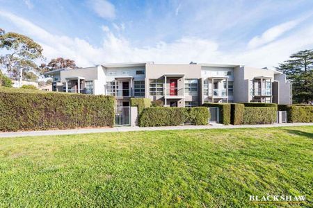 Modern Two-Story Townhouse In Prime Woden Location - Photo 2