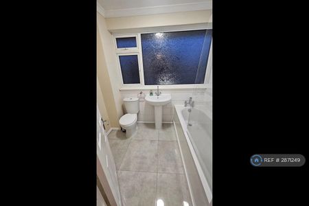 3 bedroom end of terrace house to rent - Photo 5