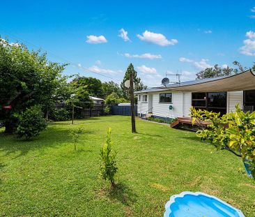 Sunny spacious home with a large backyard - Photo 4