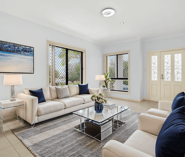 Private, low maintenance family home in a great location! - Photo 4