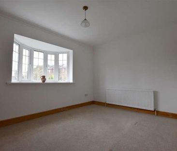 Kings Avenue, Redhill, RH1 - Photo 6