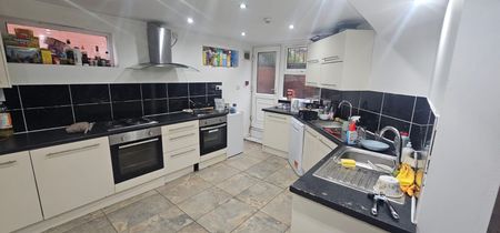 8 Bed - 11 Headingley Avenue, Headingley, Leeds - LS6 3ER - Student - Photo 5