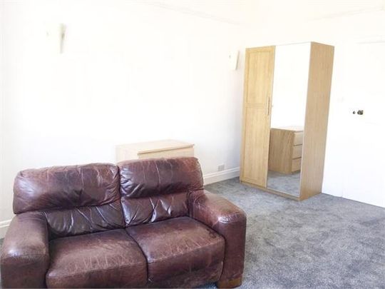 3 bedroom flat to rent - Photo 1