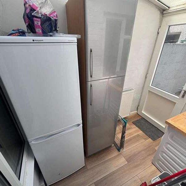 One Room In Student House Swan Road, Gloucester, GL1 - Photo 1