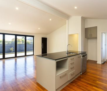 Modern 4-Bedroom Home for Rent in North New Brighton - Photo 3