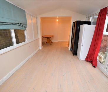 3 bedroom end of terrace house to rent - Photo 3