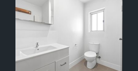 Stylish Top Floor Apartment in Excellent Location! - Photo 4