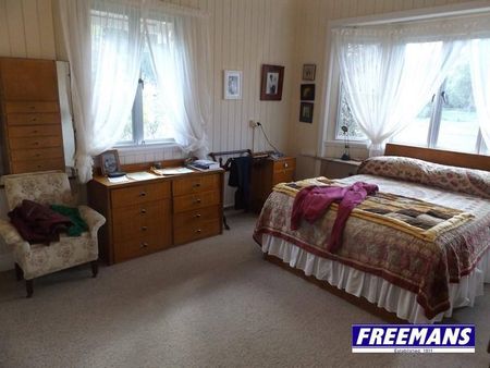 4 Bedroom, 2 Bathroom Home on 1,399 m² Block - Photo 5