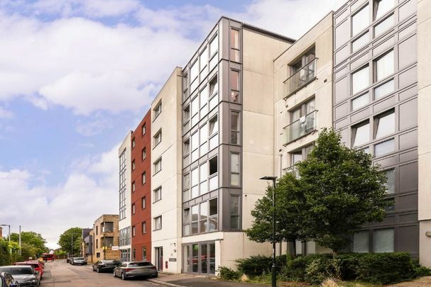 Orchard Road, TW9, London - Photo 1