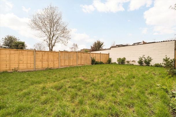 Lexden Road, W3 9NZ, London - Photo 1