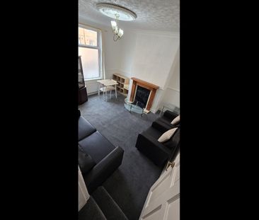 1 Bed Terraced House, Aviary Mount, LS12 - Photo 2