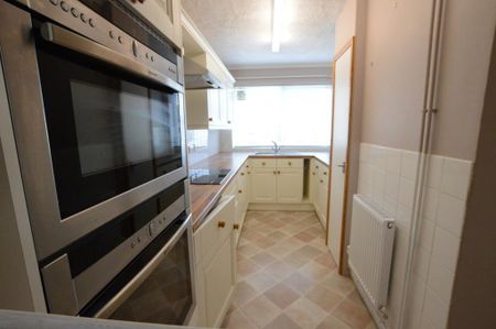 2 bedroom semi-detached bungalow to rent - Photo 4