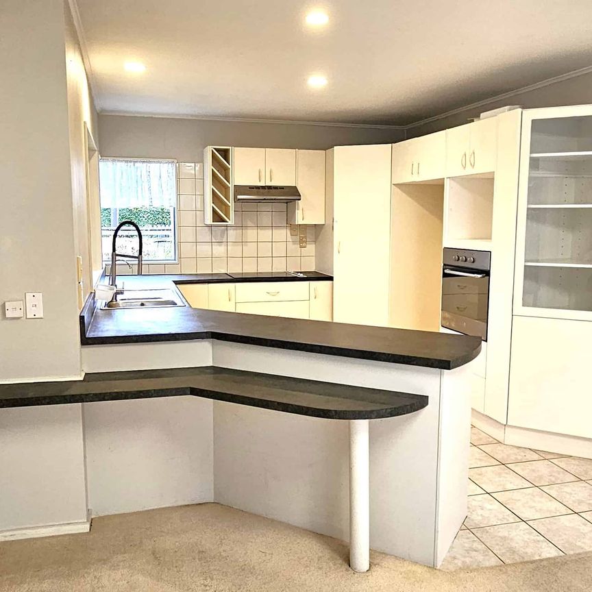 4 Bedrooms. Forrest Hill - Photo 1