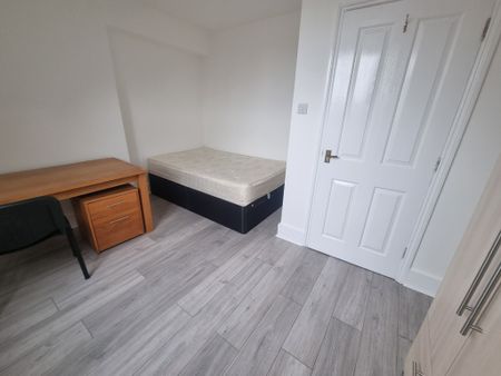 5 Bed Student Accommodation - Photo 3
