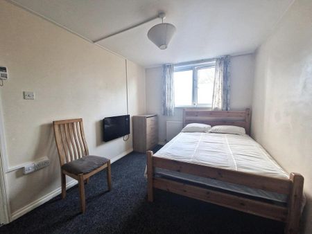 1 bedroom in a house share to rent - Photo 2