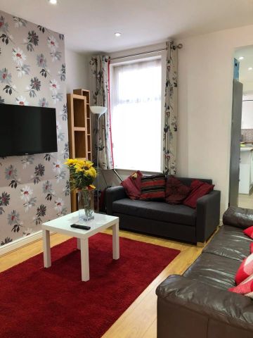 Avenue Road Extension (4 bed) - Photo 2