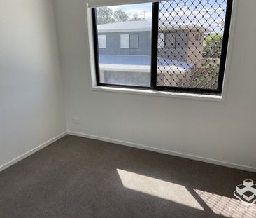 3 BEDROOM TOWNHOUSE - Double Garage, Air Cons, Pets Welcome - Photo 6