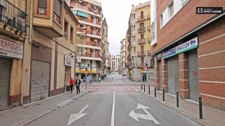 Furnished room with window view interior patio in shared apartment, Sants - Photo 4