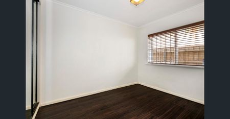 Bright & Spacious St Kilda Apartment - Photo 5