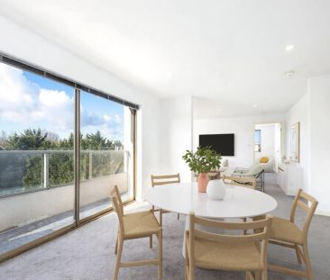 STYLISH ONE-BEDROOM APARTMENT WITH BALCONY IN THE HEART OF ST KILDA - Photo 2