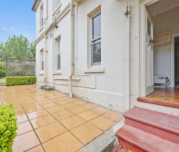 Charming Garden Apartment - Photo 2