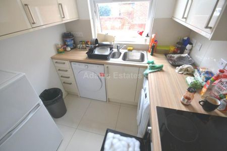 1 bedroom in a house share to rent - Photo 4