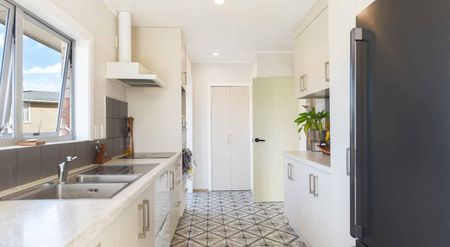 Gorgeous Sunny Home - Photo 2