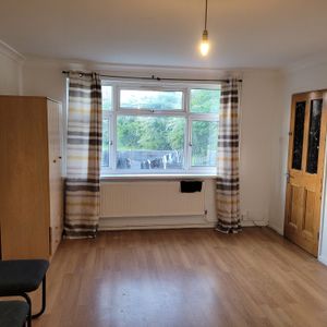 Court Close, Aylesbury - Photo 2